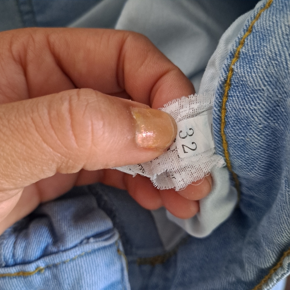 Shein Medium Wash Jeans - Picture 5 of 5